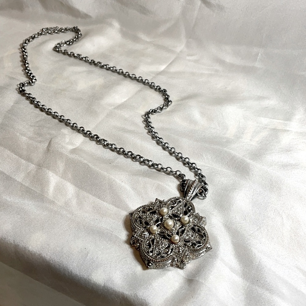 Statement piece necklace w/ pearls 🤍